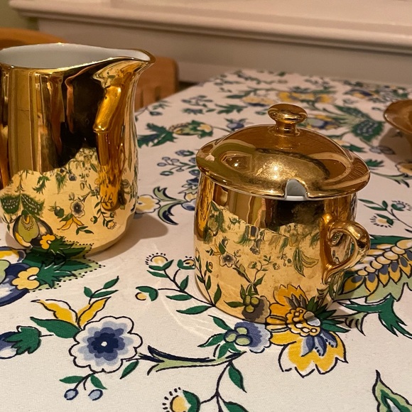 Beautiful gold sugar and creamer set by Royal Worchester. - Picture 2 of 4